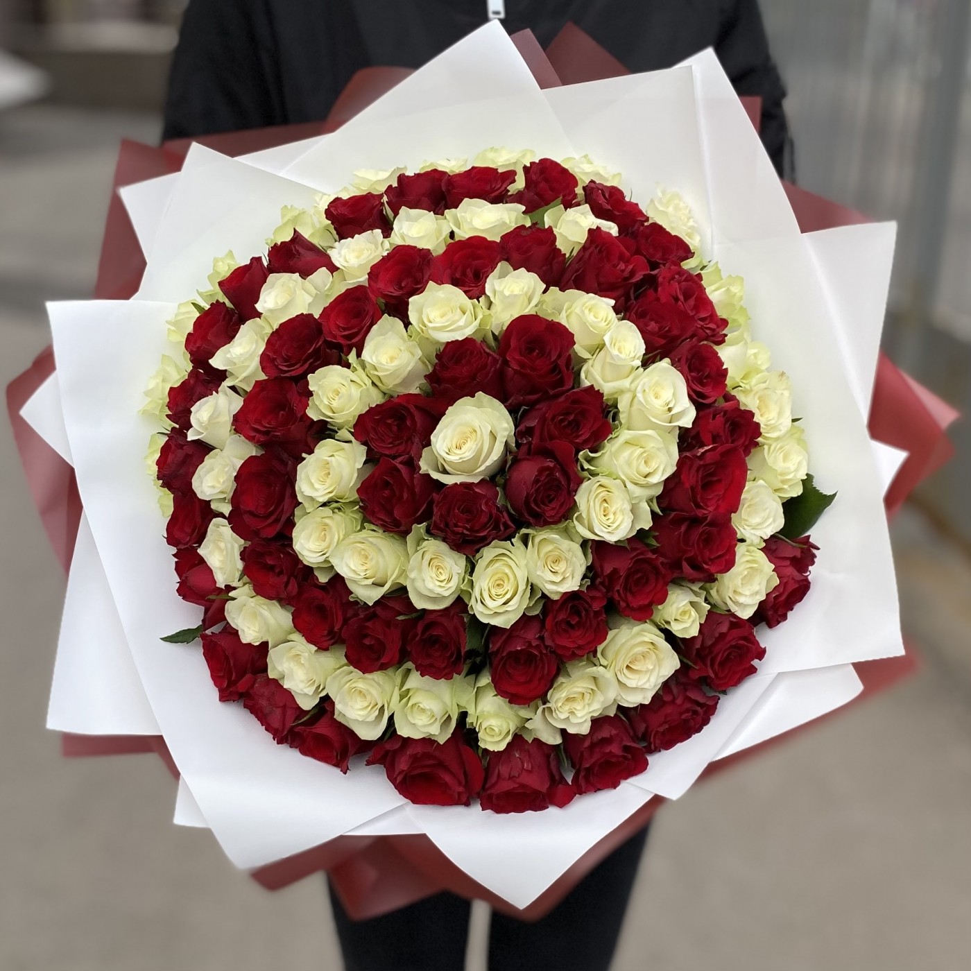 Букет из 101 розы красного и белого цвета